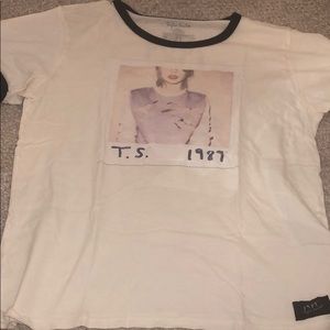 Taylor Swift 1989 tour merchants